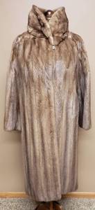 lot 114 image: Fur Coat from Albrechts