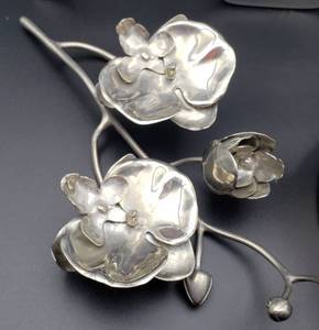 lot 113 image: Silver Wine Bottle Holder and Lovely Silver Orchid Decor