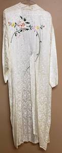 lot 123 image: Lovely Vintage Robe - Made in Japan