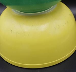 lot 318 image: Vintage Primary Colors Pyrex Mixing Bowls - Set of 3