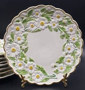 lot 199 image: Beautiful Daisy LuncheonAppetizer Plates-Set of 8