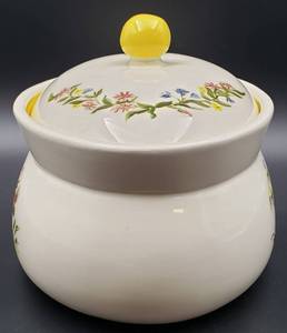 lot 211 image: Adorable Casserole Dish