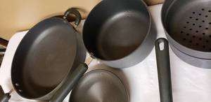 lot 253A image: Circulon Cookware - Patented Hard Anodized Nonstick Durability