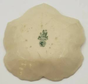 lot 247 image: Belleek Sycamore Leaf Dish - Small Size - 6th Mark (1965-1980)