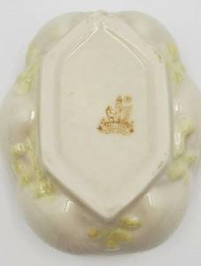lot 248 image: Vintage Belleek Shell & Yellow Coral Small BowlCandy Dish - 7th Mark (1980-1993)