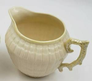 lot 249 image: Vintage Belleek Limpet Yellow Creamer and Open Sugar Bowl - 6th Mark (1965-1980)