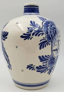 lot 272 image: D. P. Delft Vase Hand Painted - Mark 3 Stars V 85
