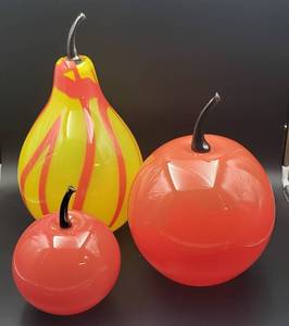 lot 12 image: Minnesota Artist Dick Huss Hand Blown Glass Fruit Figurines