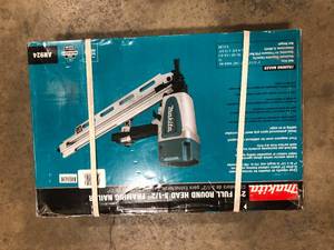 Makita Pneumatic 3-12 in. 21° Full Round Head Framing Nailer Customer Returns See Pictures