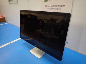 lot 16 image: Apple&nbspThunderbolt Display A1407  27 screen with 2560 x 1440 Resolution  Includes power and AV cables  Tiny chip on the border of screen