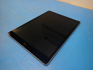 lot 47 image: Apple&nbspiPad Pro 12.9in A1652  128GB of storage  Carrier status Unlocked  Includes charging cable  unit has&nbspWhite spots, minor scratches on screen