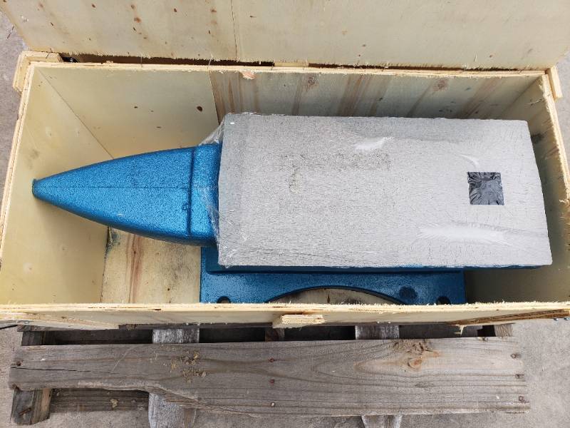 lot 34 image: Paladin Cast Iron Anvil 400 Lb.