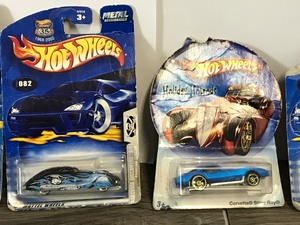 lot 14 image: 5 - Hotwheels 164 Scale Die Cast Cars in Original Packages