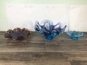 lot 34 image: 3 Pieces of Collectible Glass Ware