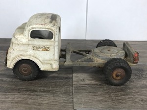 lot 50 image: Vintage Structo Metal Collectible Wind Up Toy Truck