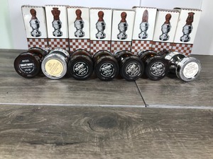 lot 67 image: 15 - Vintage Avon Chess Pieces