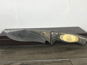 lot 106 image: Knife with wolf picture on handle with wood case