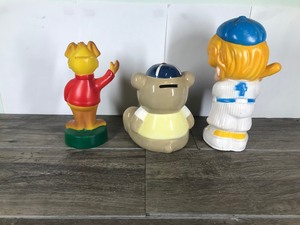 lot 116 image: 3 - Collectible Banks