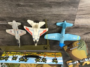 lot 129 image: Vintage 1976 Mattel Flying Aces Advance Island Base with Case & Toy Pieces