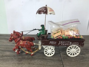 lot 140 image: VTG CAST IRON HORSE-DRAWN FRESH FRUITS & VEGETABLES WAGON