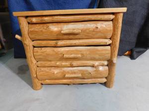 lot 6 image: Log 3 drawer dresser