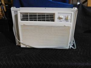lot 211 image: Ge window air conditioner