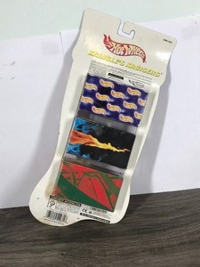 lot 174 image: Hot Wheels Kringles Kruisers 2001 Sealed Pack 3 Cars In Gift Boxes