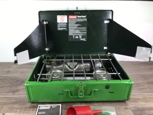 lot 187 image: Vintage Coleman Dual Burner Campstove Model 424
