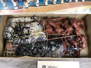 lot 199 image: Vintage AMT Budweiser Clydesdale 8 Horse Hitch Model Kit 7702 120 Scale