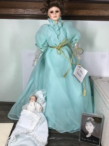 lot 200 image: Marie Osmond Porcelain Doll set MotherChild From Gods Arms