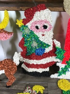 lot 306 image: 8 - Vintage Plastic Melted Popcorn Christmas Wall Hanging Decorations