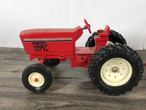 lot 311 image: Vintage ERTL International Harvester Tractor Trailer Hay Wagon
