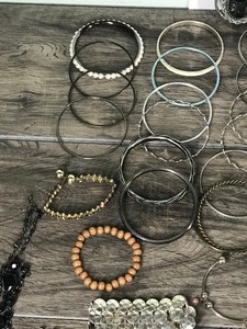 lot 320 image: Lot of Jewelry