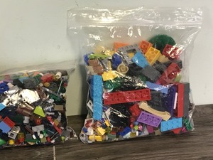 lot 352 image: 5 - Bags of Legos