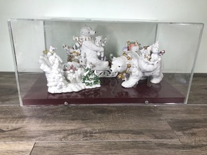 lot 405 image: Grandeur Noel 2002 Polar Bear Figurine Set Christmas Collectors Edition In Plexi Glass Case
