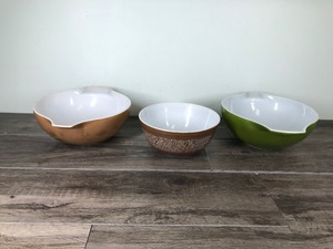 lot 407 image: 3 - Vintage Pyrex Bowls