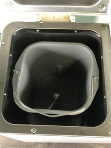 lot 420 image: West Bend Americas Favorite Automatic Bread and Dough Maker