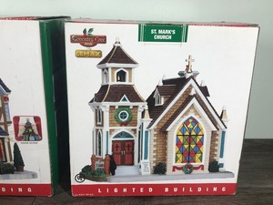 lot 489 image: 3 - Lemax Lighted Houses in Original Boxes