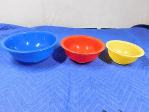 lot 242 image: Vintage 3pc set of Pyrex colored bowls