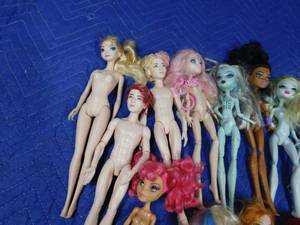 lot 248 image: Flat of Monster High, Frozen and other dolls