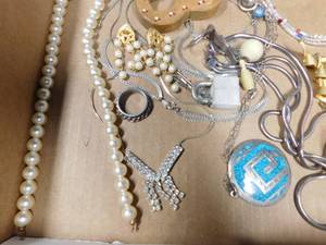 lot 267 image: Flat of jewelry