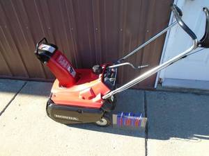 Honda Snow Thrower HS35. Good used condition. Runs well. As shown. THIS ITEM HAS A RESERVE.