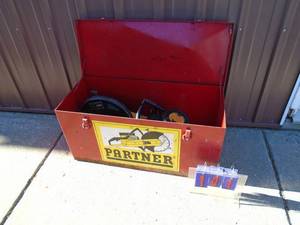 Partner gas powered concrete saw in case. Good used condition. Used a few months ago. As shown. THIS ITEM HAS A RESERVE.
