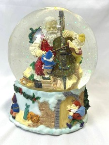 Heritage House Collectors Edition Joy to the World 8 Musical Snow Globe in Good Working Condition