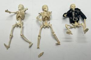 lot 144 image: Vintage Toy Miniature Skeletons 8 (One With Broken Foot)