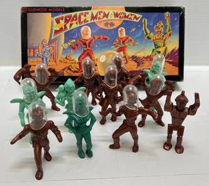 lot 196 image: Glencoe Models Spacemen & Women 120 Scale