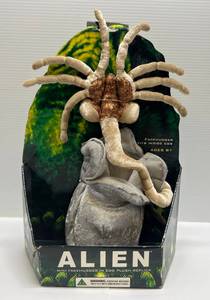 lot 231 image: Vintage Alien Facehugger Egg Plush-Toy (NIB)