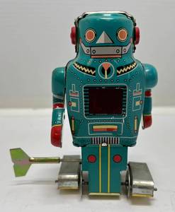 lot 81 image: Vintage Miniature Tin Robot 5 12 T Wind Up With Key (Sparking) Works Needs A Little Oil