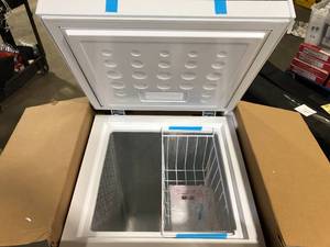Magic Chef 3.5 cu. ft. Manual Defrost Chest Freezer in White  Customer Returns See Pictures