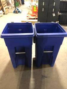 2 Lots of Toter 32 Gallon Blue Outdoor Trash CanGarbage Can with Quiet Wheels and Attached Lid Customer Returns See Pictures